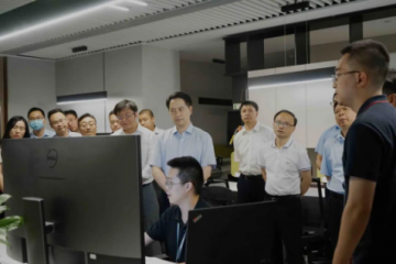 重庆市人民政府副市长郑向东一行.莅临重庆威九国际软件有限公司考察调研